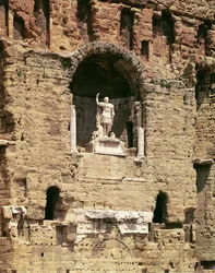 Statue des Kaisers Caesar Augustus im römischen Theater